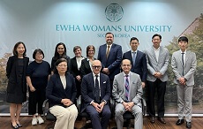 group photo of Syracuse University and Ehwa Women’s University delegation
