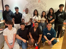 group photo of incoming freshmen and current Syracuse students