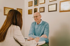 Professor Johan Wiklund meets with a student at the Whitman School.
