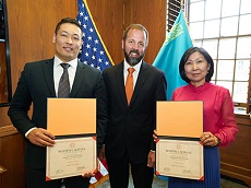 photos of Aibek Kabyldin, Dan Nelson and Aigul Sadvokassova with SU certificates