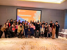 group of admitted students and families, alumni, current parents and SU staff