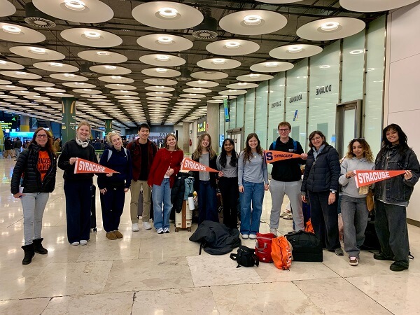 group of Syracuse students in Spain